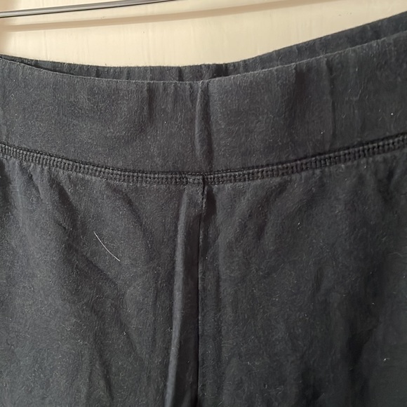 Mid to High Waist Plain Black Leggings with Knee Stitching - Picture 3 of 4